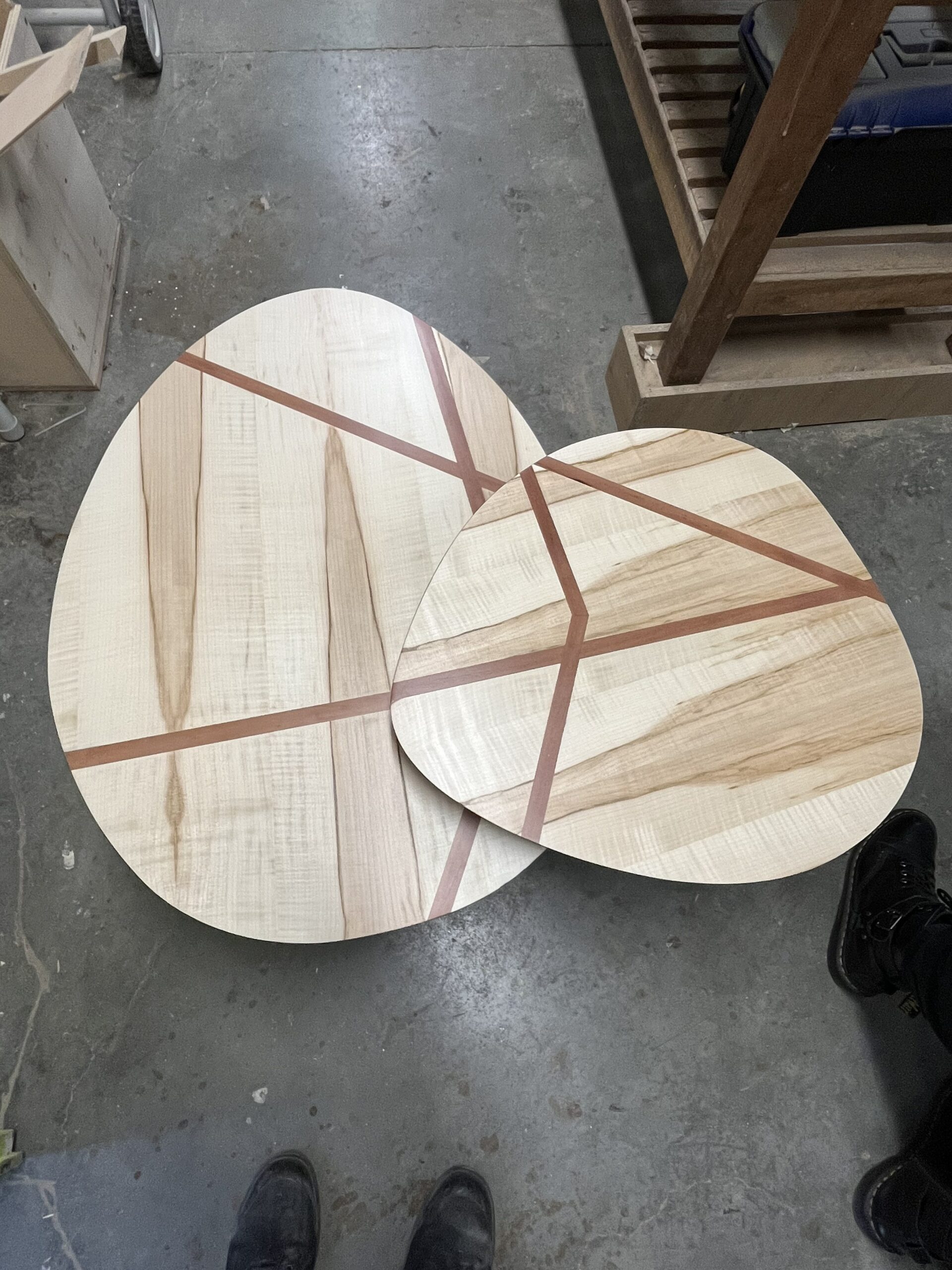 Table basse design avec motif anamorphose en marqueterie - vue de dessus