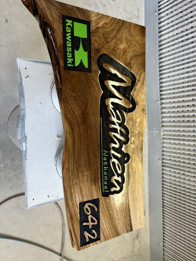 Planche en noyer Planche en noyer avec motif en gravure laser sur mesure