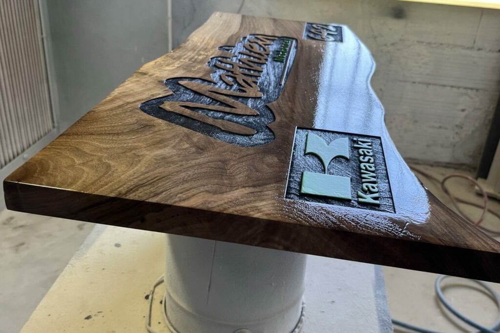 Planche en noyer Planche en noyer avec motif en gravure laser sur mesure