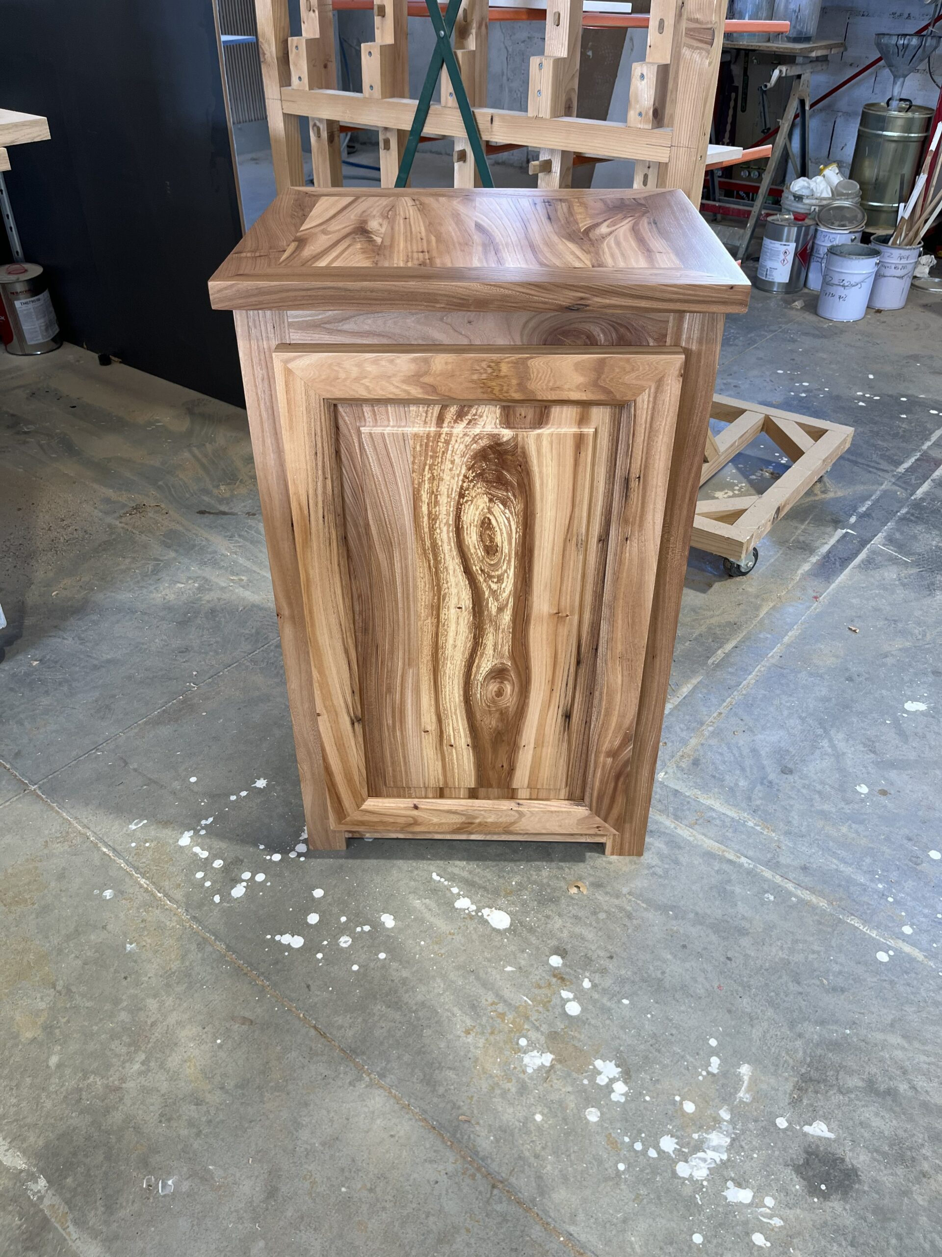 Armoire en orme massif avec marqueterie sur la façade - création artisanale
