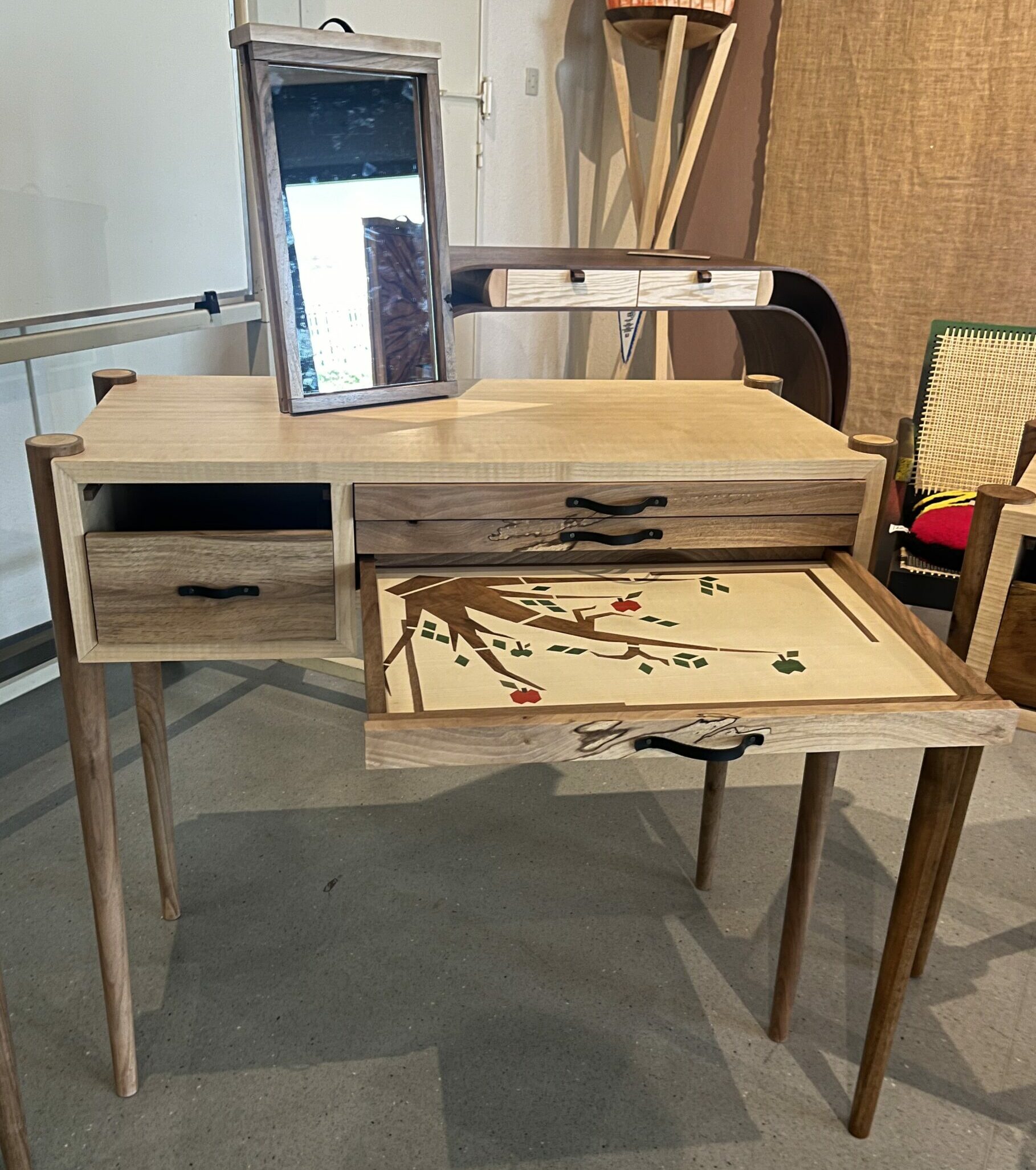 Coiffeuse en noyer massif avec tiroir à miroir - création Atelier BANES