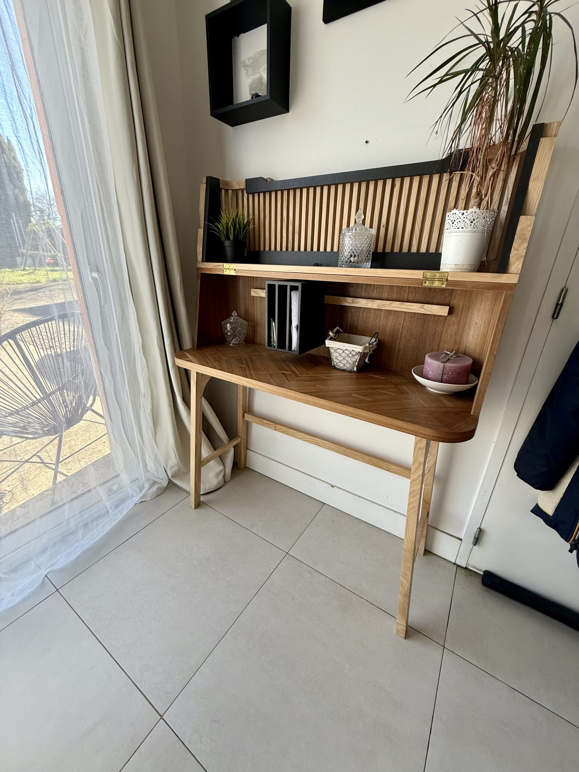 Bureau sur mesure en bois avec étagères intégrées - Atelier BANES