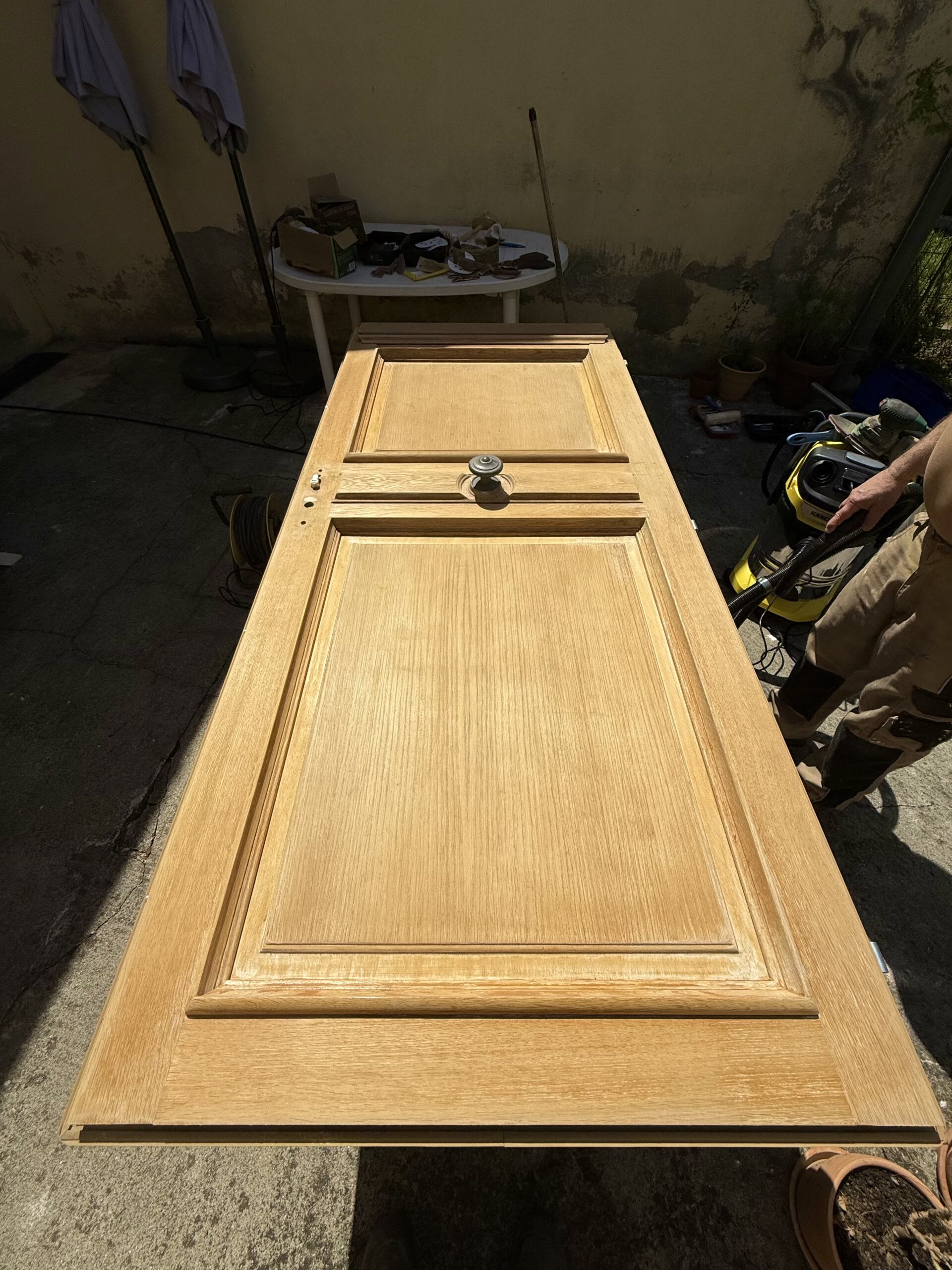 Porte d'entrée en chêne massif avant rénovation - Atelier BANES