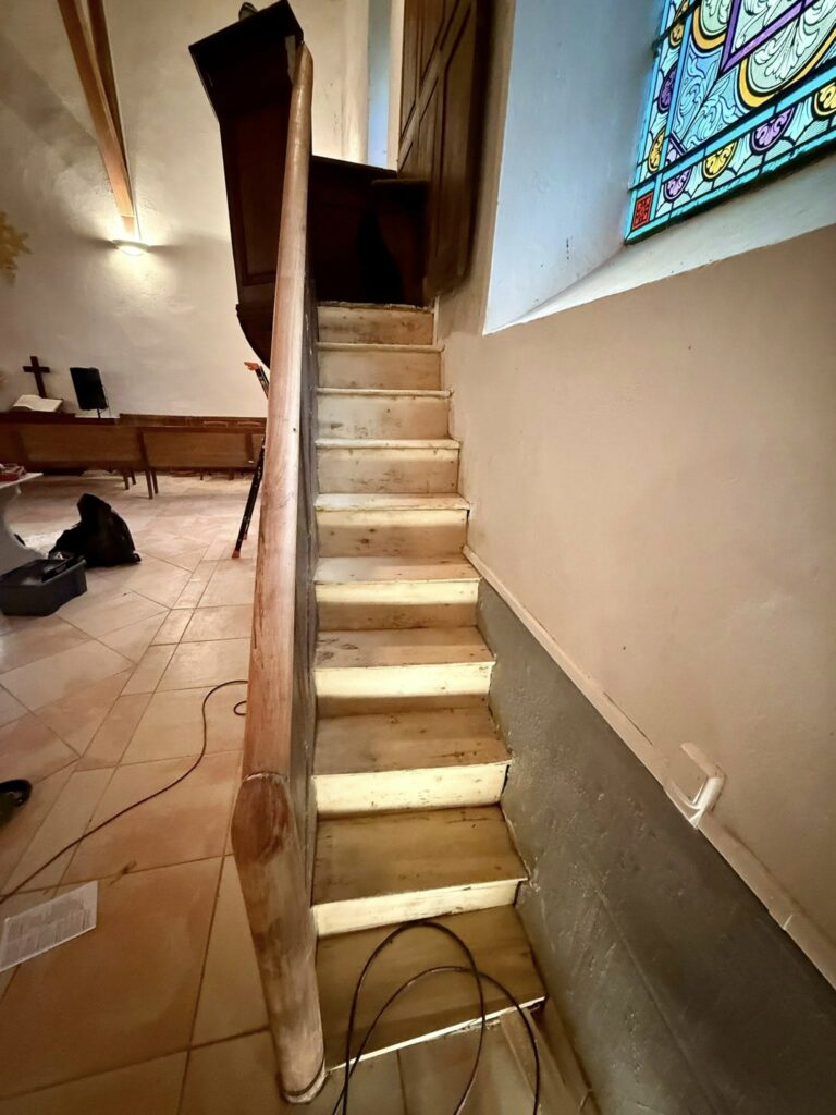 Escalier et main courante poncés Escalier et main courante poncer - Atelier BANES Ebenisterie